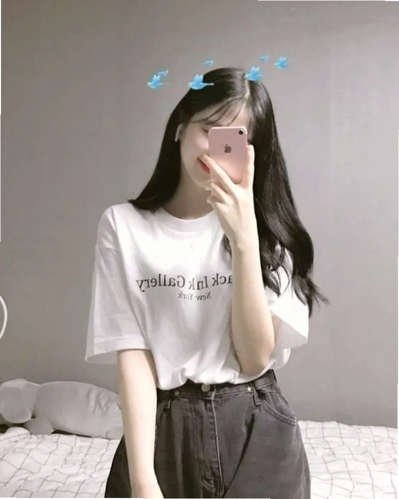 Cô gái xinh đẹp che mặt bằng điện thoại theo phong cách cute, thân thiện và dễ thương