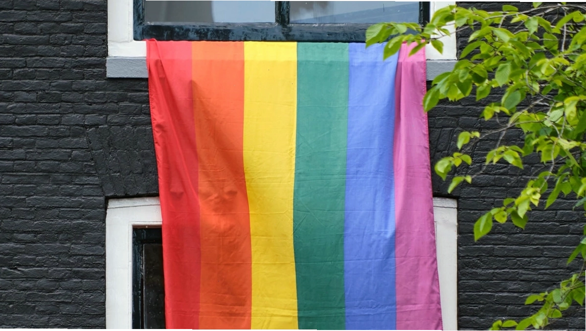 Cờ LGBT ngũ sắc bay phấp phới, biểu tượng của niềm tự hào và sự đa dạng