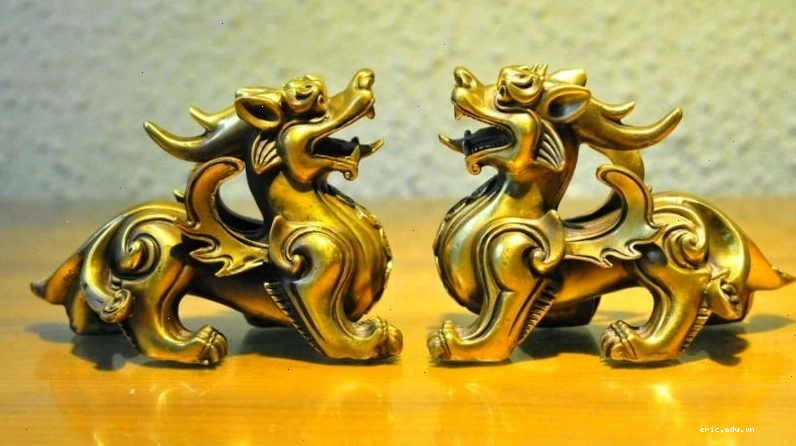 Cóc ba chân ngậm tiền vàng trên bàn làm việc