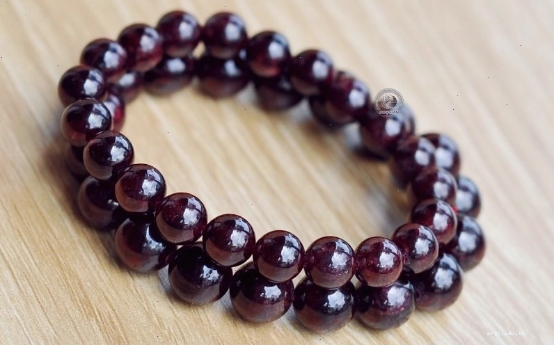 Đá Ruby đỏ rực rỡ hợp với người mệnh Hỏa