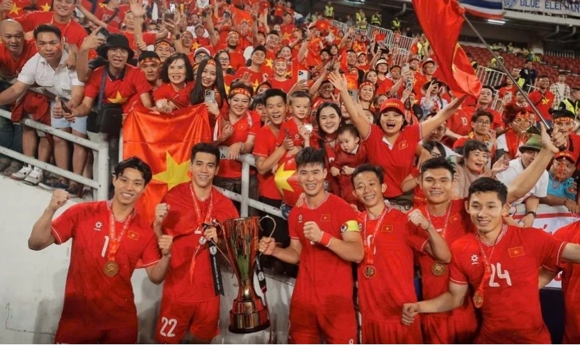 Đội tuyển Việt Nam nâng cúp với cờ đỏ sao vàng