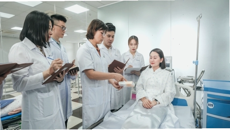 Dược sĩ lâm sàng cùng bác sĩ đi buồng bệnh