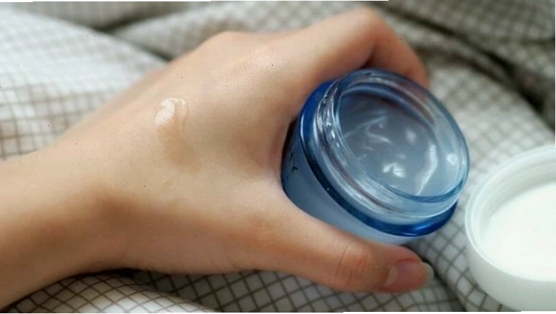 Dưỡng ẩm da hàng ngày giúp kiểm soát bệnh chàm