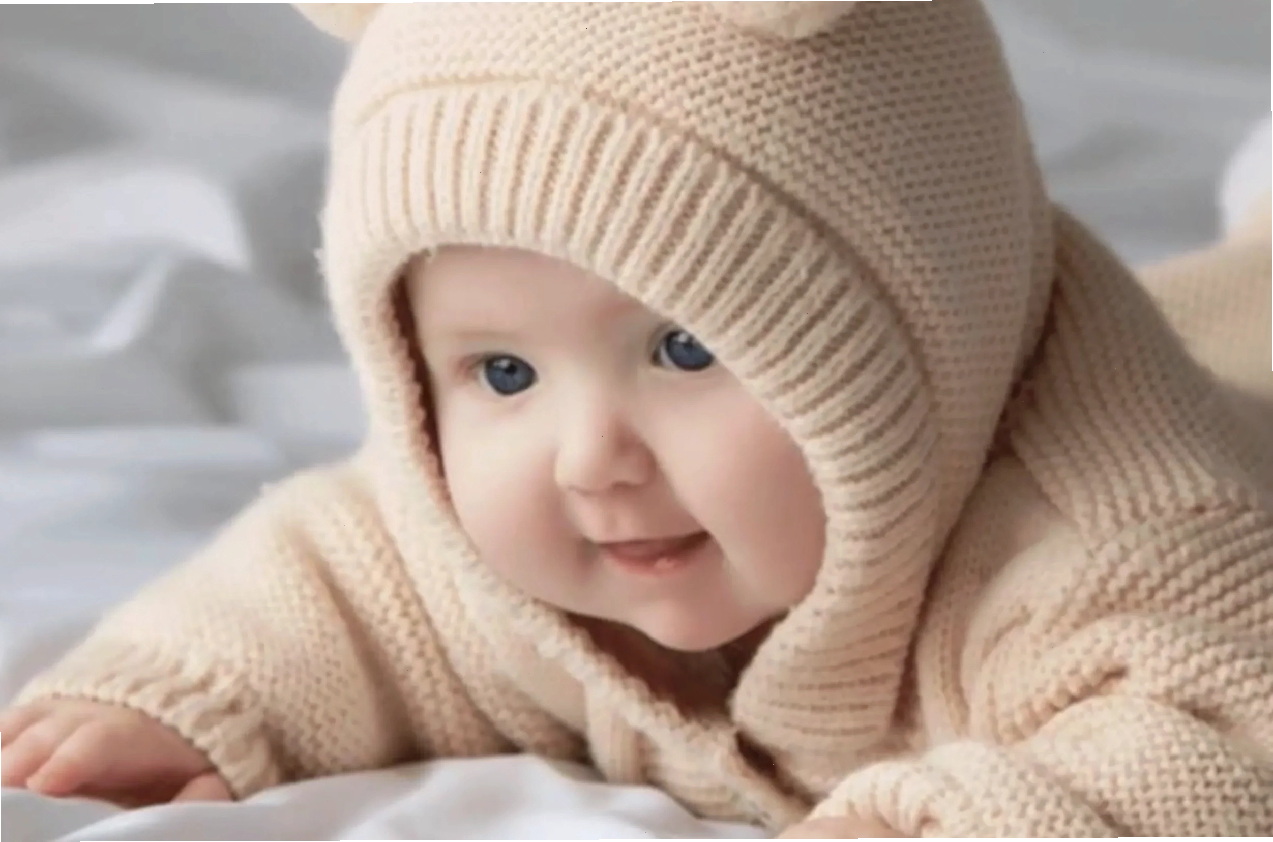 Em bé đáng yêu với biểu cảm ngộ nghĩnh