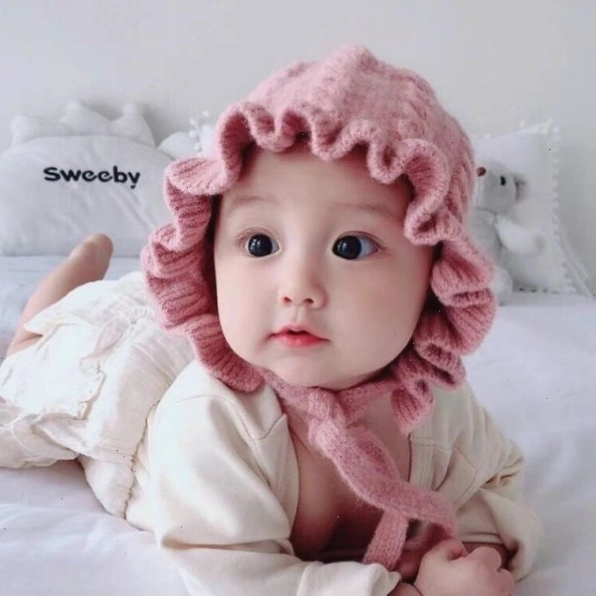 Em bé sơ sinh ngủ say trên chiếc chăn mềm mại