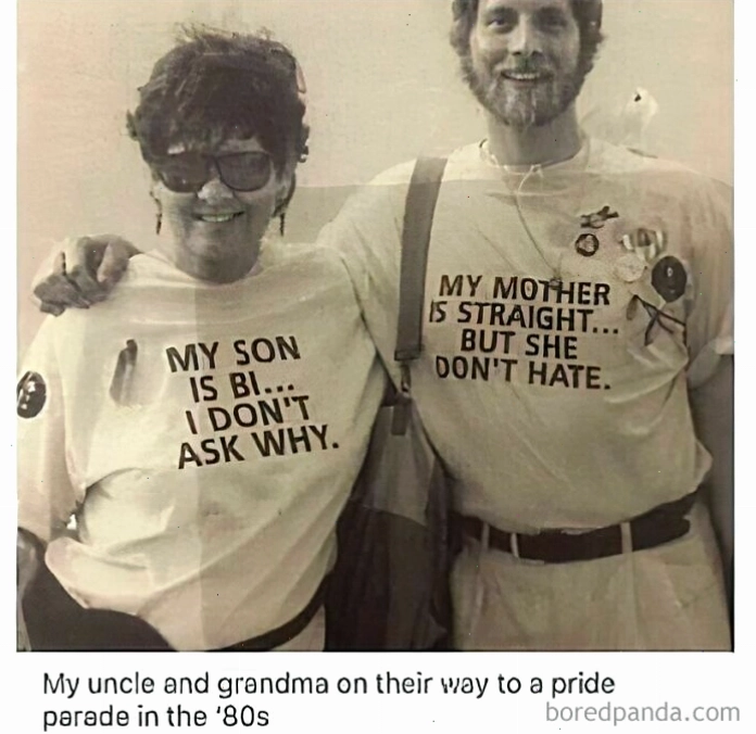 Hai người mặc áo chủ đề LGBT thập niên 1980 tại lễ diễu hành Pride