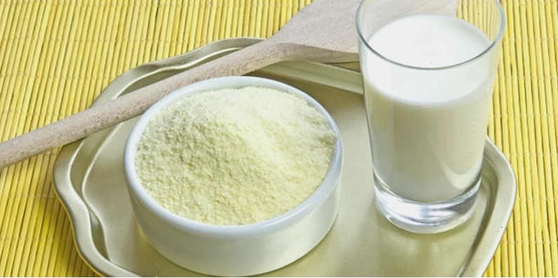 Hình ảnh so sánh sữa công thức pha sẵn và sữa bột