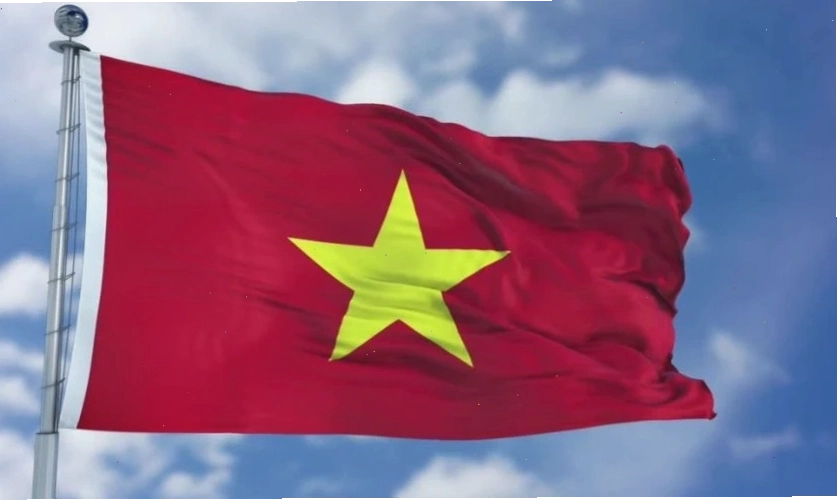 Hình nền lá cờ Việt Nam bay giữa trời với phong cảnh hùng vĩ