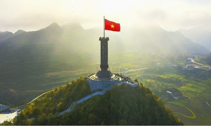 Hình nền lá cờ Việt Nam với cảnh đẹp đất nước
