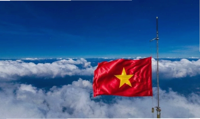 Hình nền lá cờ Việt Nam với mây trời tự do