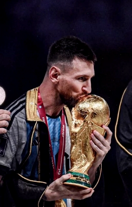 Hình nền Leo Messi 4K cầm cúp World Cup