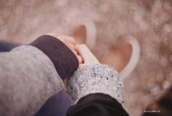 Hình nền nắm tay người yêu lãng mạn trên bãi biển