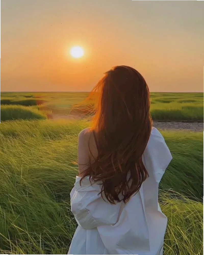 Hot girl che mặt ngắm hoàng hôn, với bối cảnh ánh sáng vàng lãng mạn