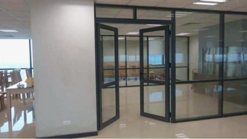 Không đặt tượng ngựa hướng thẳng ra cửa văn phòng