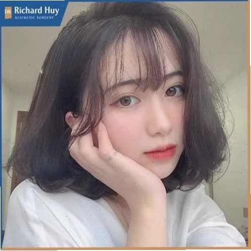 Kiểu tóc uốn phồng giúp cân đối gương mặt trán ngắn
