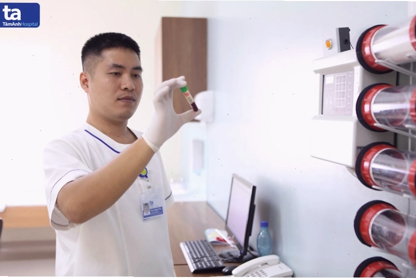 Kỹ thuật viên đang thực hiện xét nghiệm máu để chẩn đoán bệnh