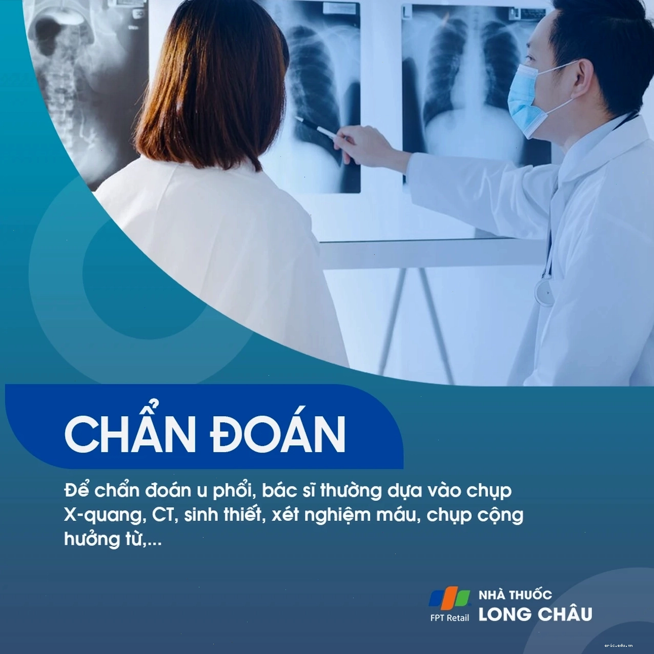 Kỹ thuật viên đang thực hiện xét nghiệm sinh thiết mẫu mô phổi