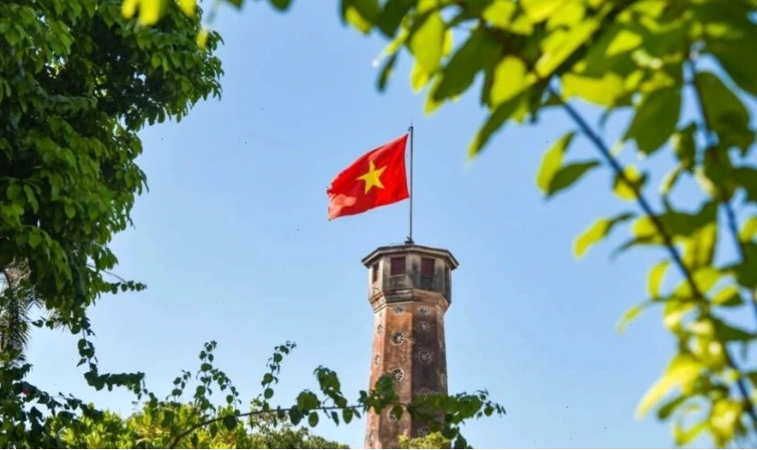 Lá cờ Việt Nam đỏ thắm giữa trời xanh