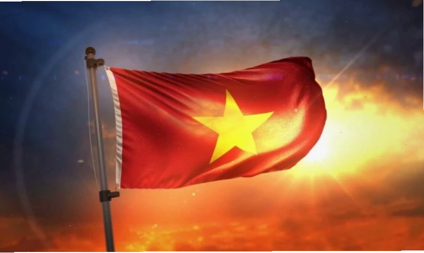 Lá cờ Việt Nam rực rỡ dưới ánh hoàng hôn