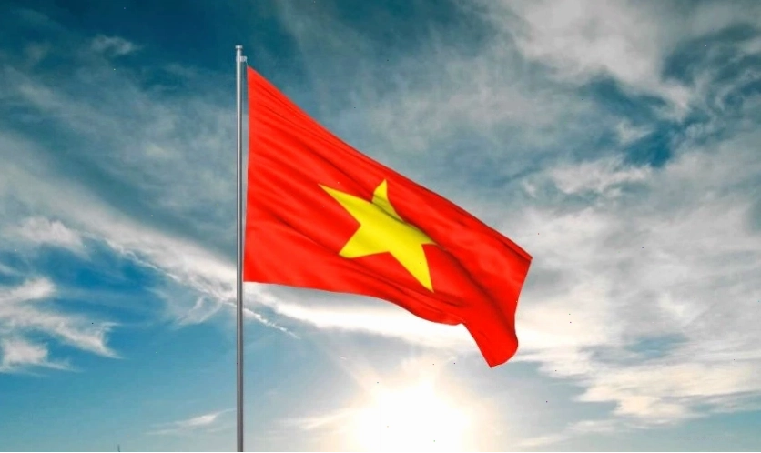 Lá cờ Việt Nam tung bay trên bầu trời nhiều mây