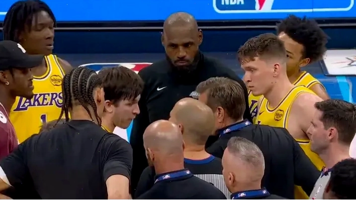 LeBron James gật gù theo điệu nhạc tạo thành meme hài hước