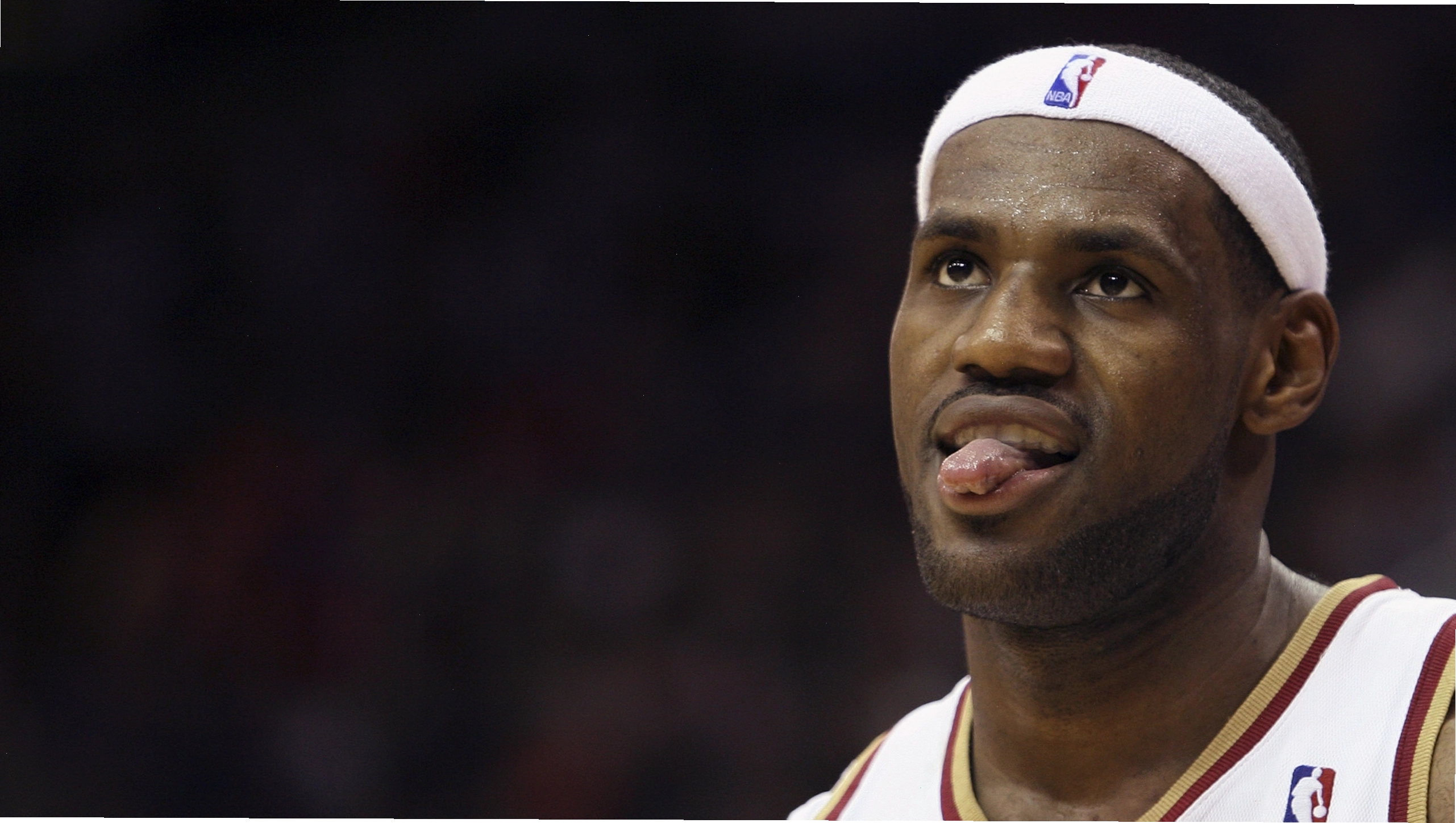 LeBron James tươi cười lộ răng, biểu cảm vui vẻ trong ảnh thể thao