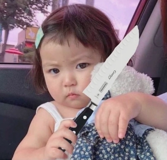 Meme em bé cầm dao dọa nạt với biểu cảm cực 'ngầu'