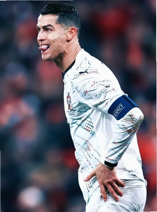 Meme Ronaldo với biểu cảm hài hước trên sân