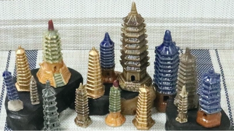 Mô hình Tháp Văn Xương thu nhỏ trên bàn làm việc