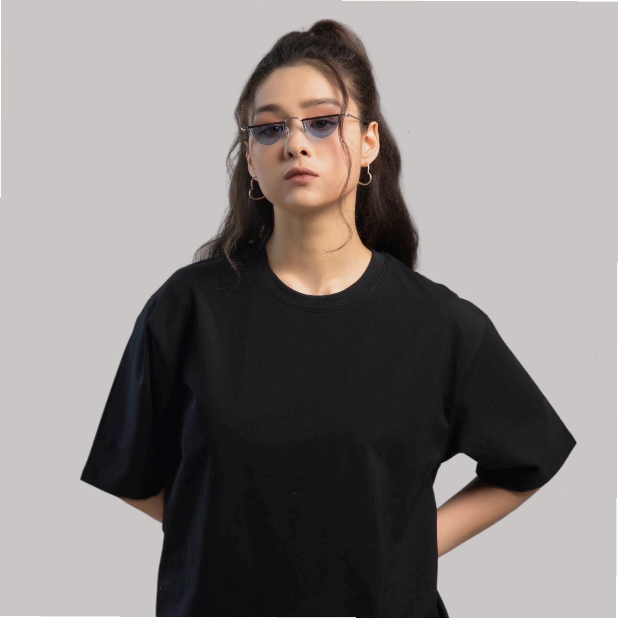 Ngôn ngữ cơ thể điềm tĩnh, không biểu lộ sự bồn chồn