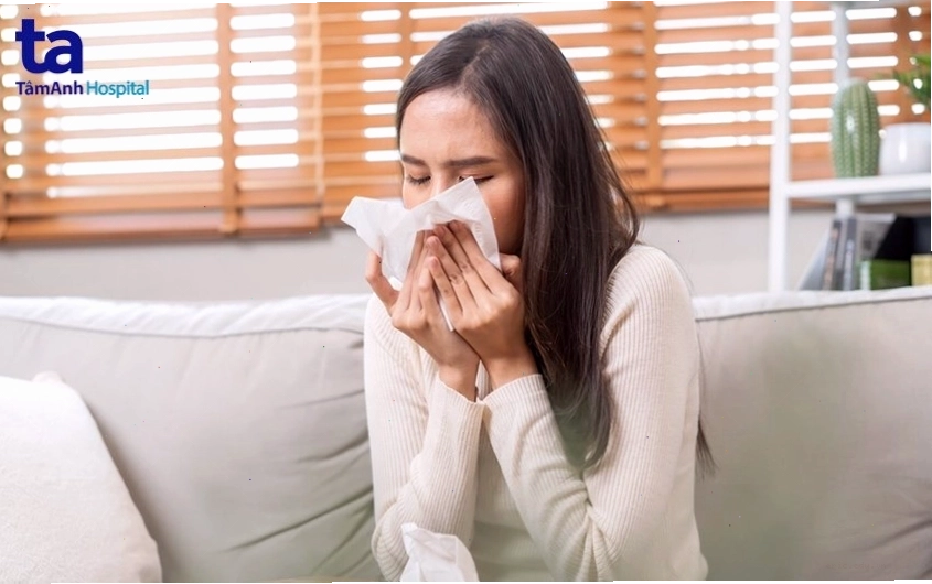 Người bệnh có biểu hiện đau nhức vùng mặt và chảy nước mũi đặc