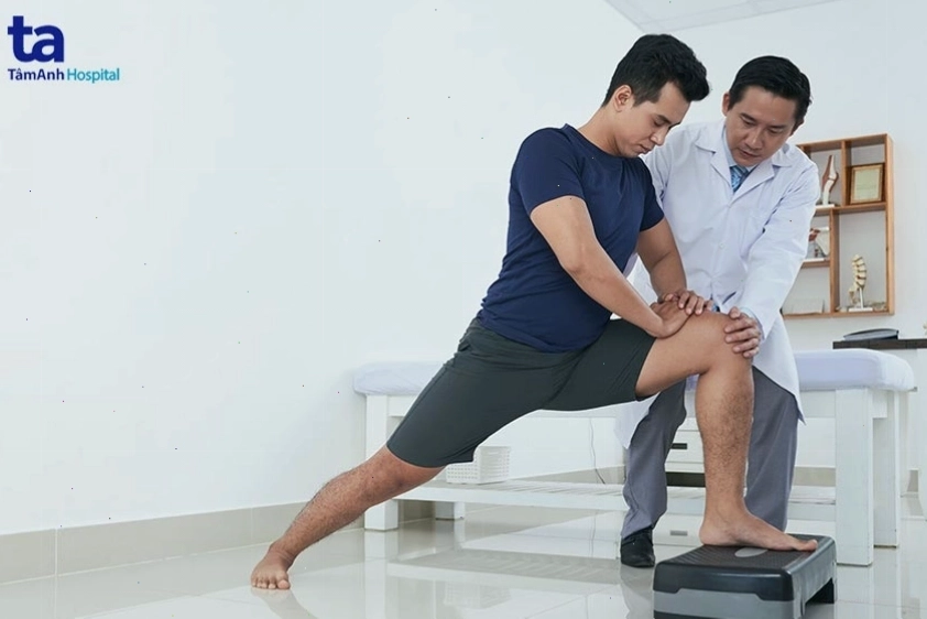 Người bệnh thực hiện bài tập vật lý trị liệu cho khớp