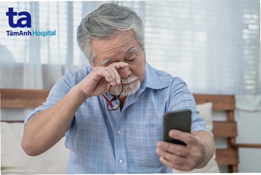 Người cao tuổi là đối tượng dễ mắc bệnh cườm nước do tuổi tác
