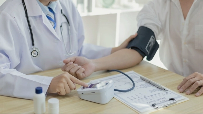 Người có SYS cao cần được kiểm tra huyết áp định kỳ và tái khám theo khuyến nghị của bác sĩ