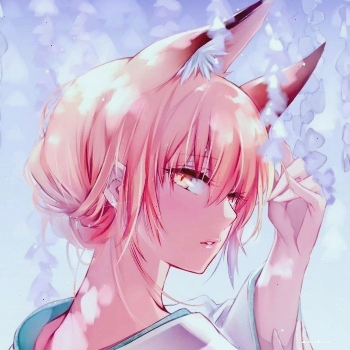 Nhân vật anime nữ với trang phục lộng lẫy và khí chất vương giả