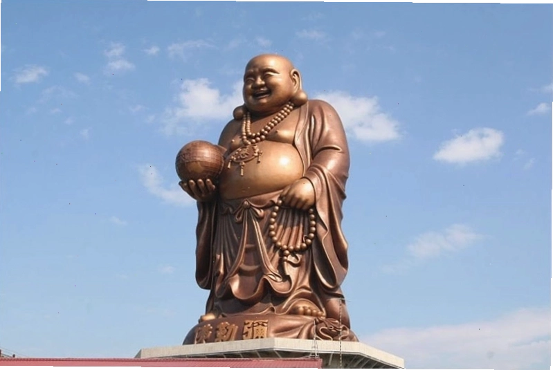 Phật Di Lặc cưỡi cá chép mang ý nghĩa vượt vũ môn