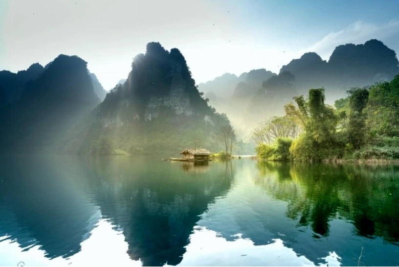 Phong cảnh thiên nhiên hùng vĩ mang một nỗi buồn man mác vào buổi chiều tối