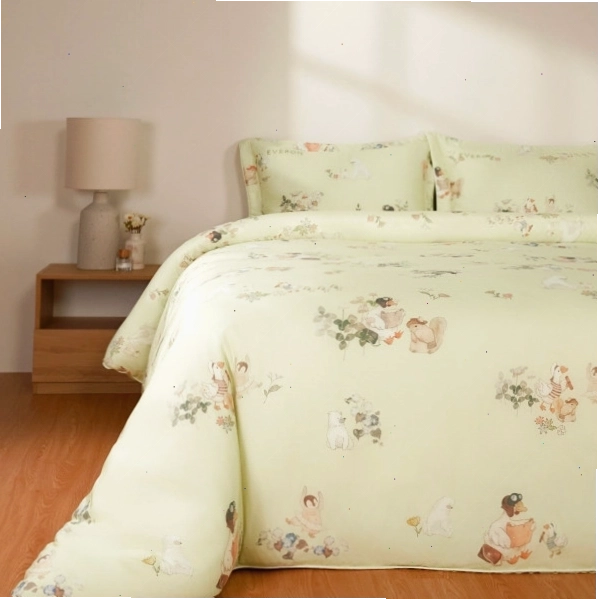 Phòng ngủ lãng mạn với giường ngủ bọc vải và tông màu pastel