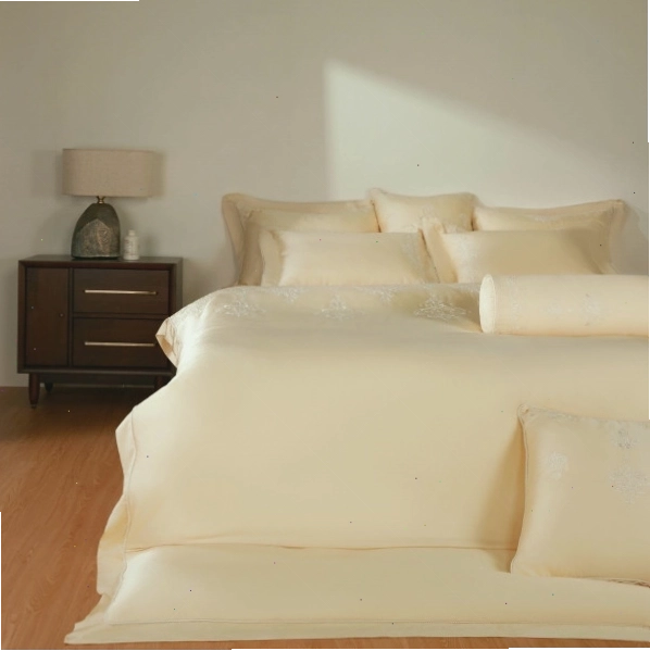 Phòng ngủ sang trọng với giường ngủ bọc nhung và nội thất cao cấp