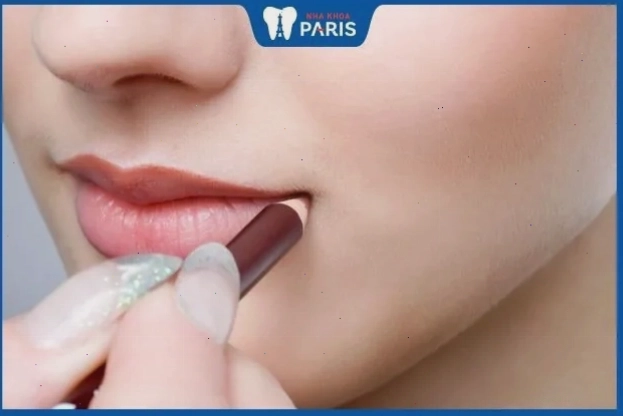 Sử dụng chì môi và son môi tạo hiệu ứng môi đầy đặn
