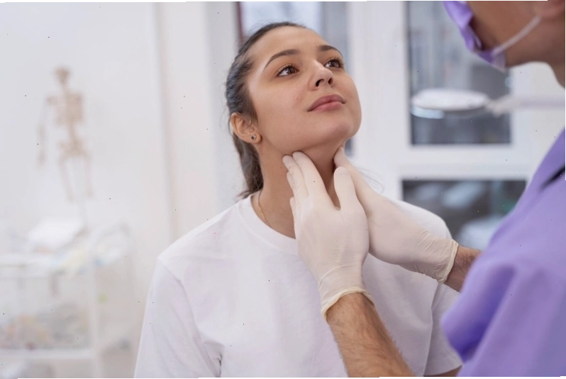 Tái khám sau phẫu thuật để bác sĩ đánh giá mức độ hồi phục