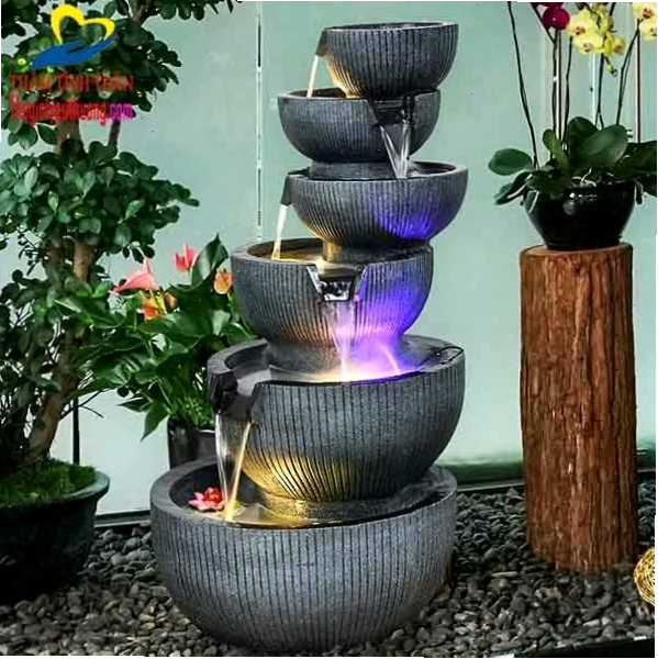 Thác nước phong thủy trong nhà tạo không gian xanh mát và sinh động