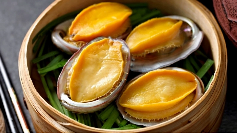 Thịt bào ngư tươi có màu trắng ngà hoặc hơi vàng, không nhớt