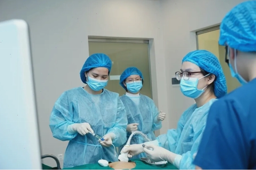 Tiến sĩ Nguyễn Thị Sim tiến hành chọc ối lấy mẫu xét nghiệm