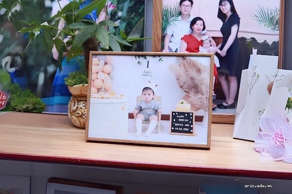Tranh ảnh gia đình trang trí bàn làm việc