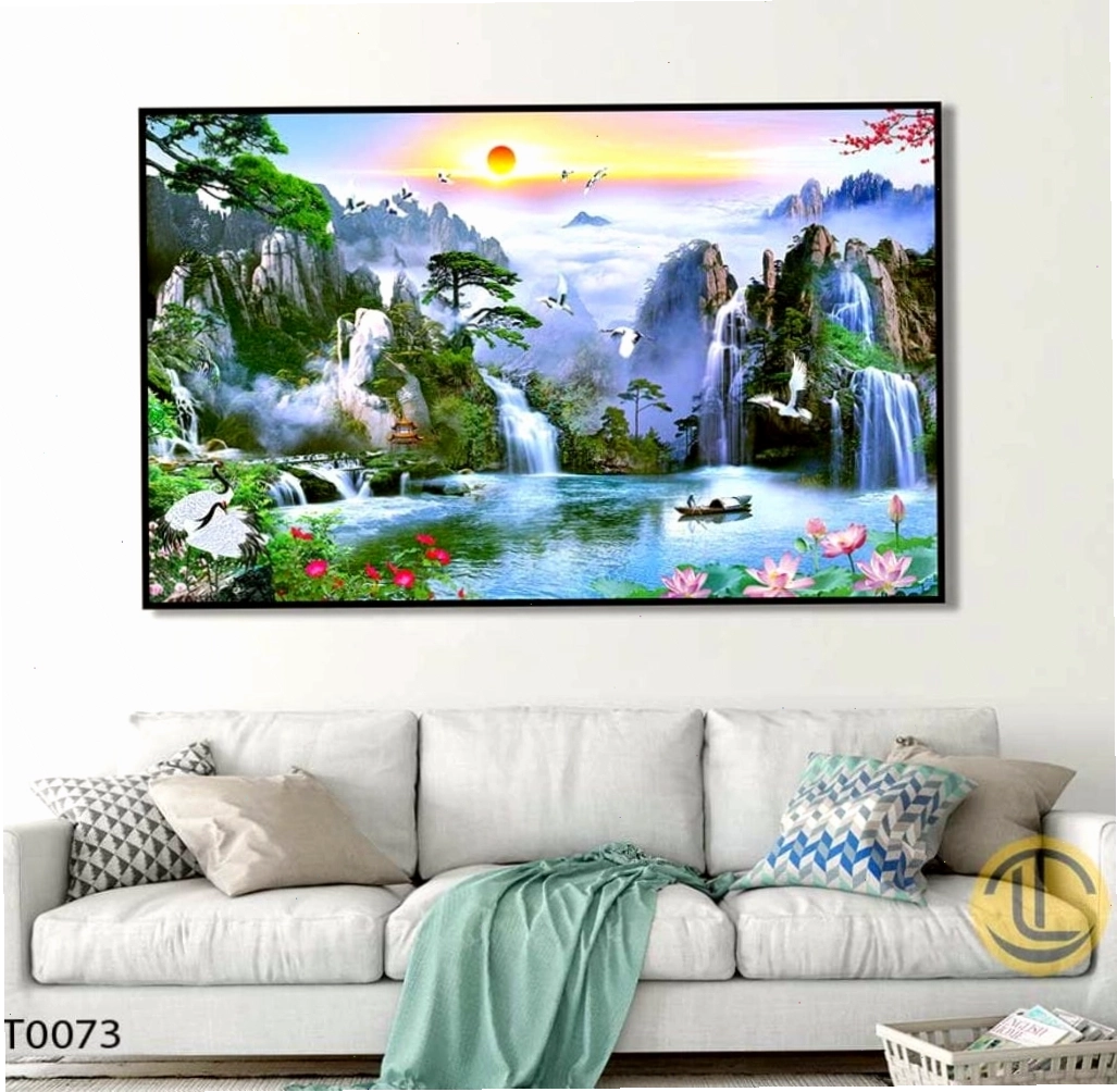 Tranh thác nước với dòng chảy hiền hòa hướng vào trung tâm căn phòng