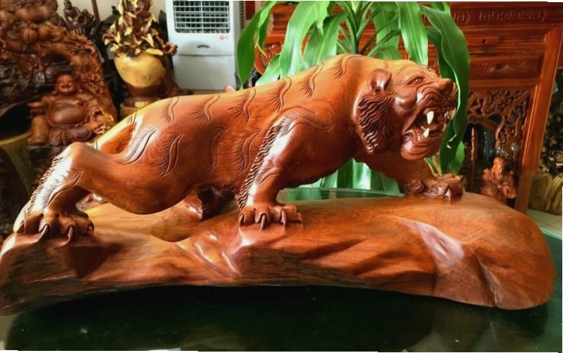 Tượng hổ đặt trên bàn làm việc giúp củng cố sự nghiệp