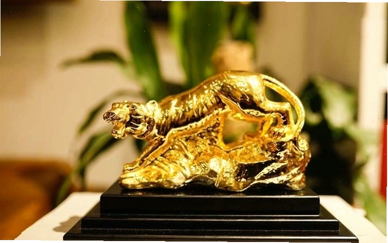 Tượng hổ xuống núi biểu tượng cho uy quyền và sức mạnh
