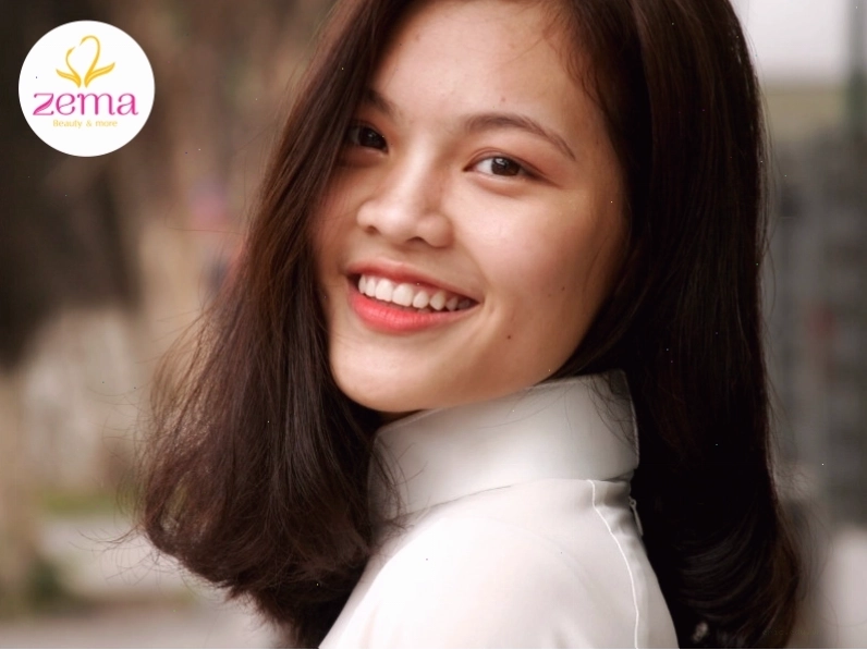 Tướng râu rồng chạm khóe miệng và đi xuống cằm ở nữ