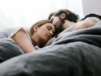 Nằm mơ ôm gái là điềm báo gì tốt hay xấu theo tâm linh?